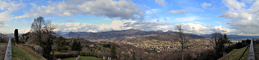 Dal Parco del Castello di San Vigilio panorama a nord verso Valle Brembana col Canto Alto in primo piano